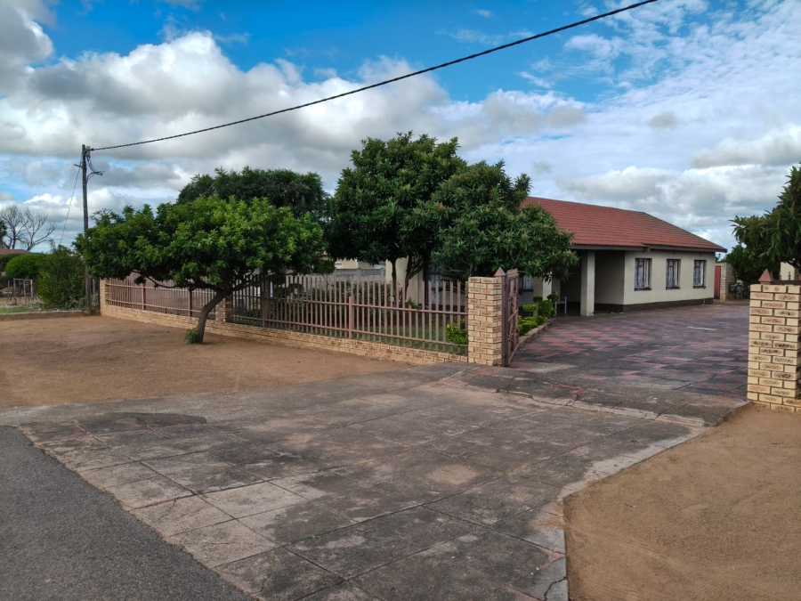 4 Bedroom Property for Sale in Monakato North West